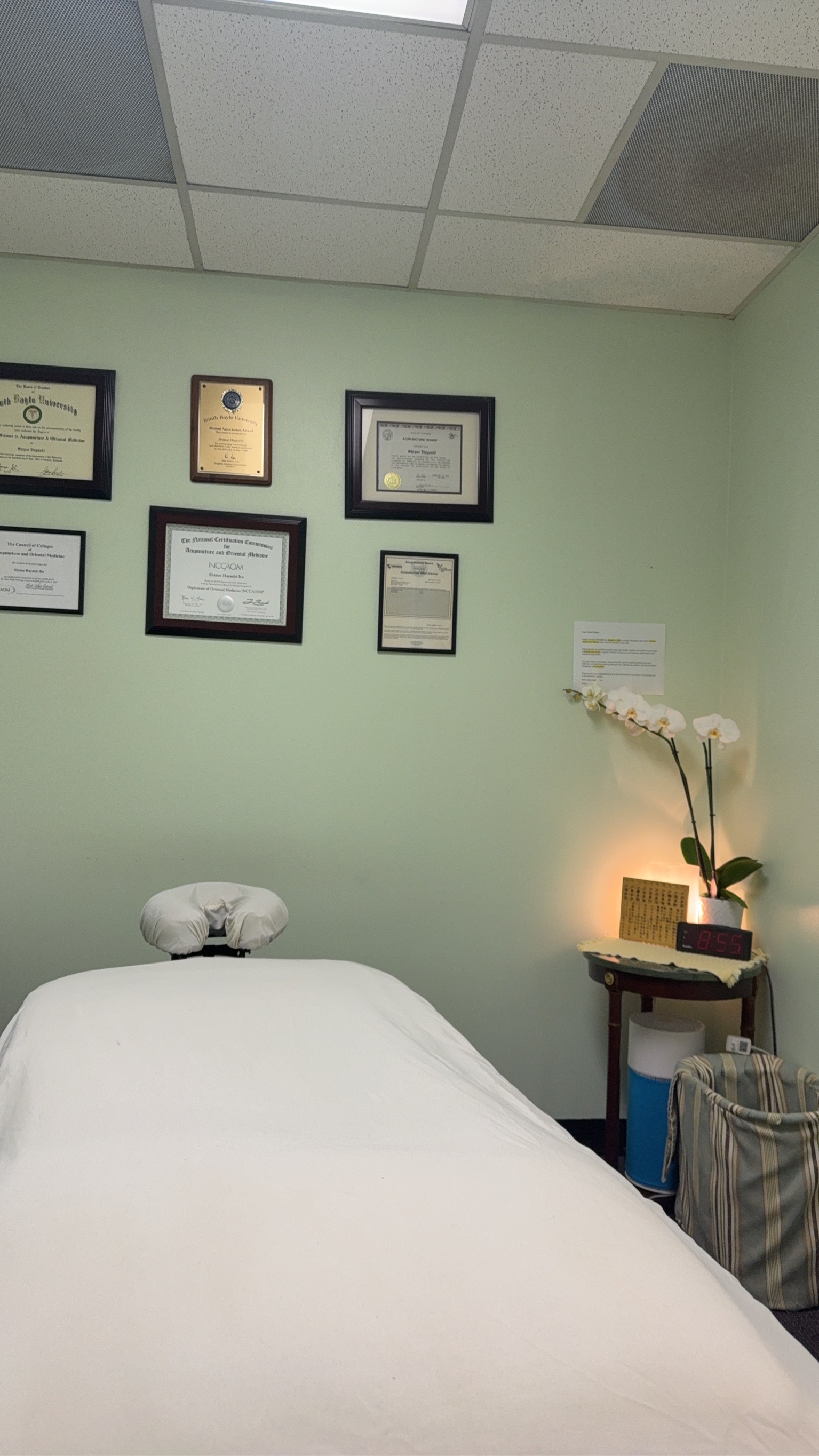 Private treatment room for integrative acupuncture care in Orange County